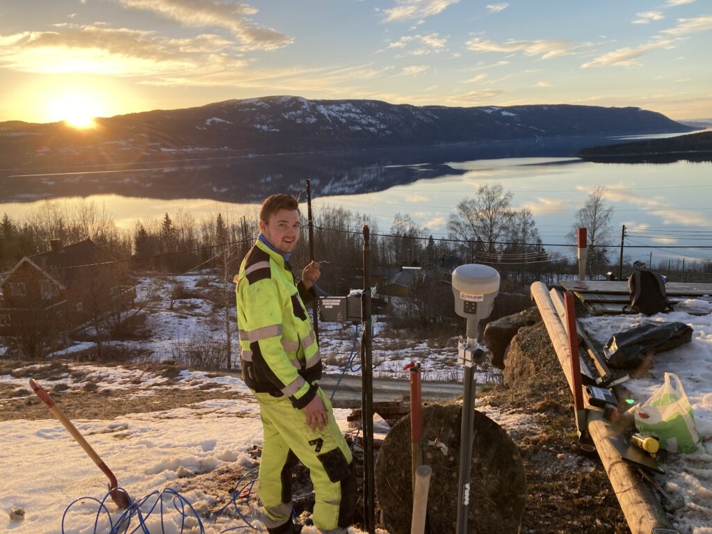 Cautus Geo's engineer mounting data logger