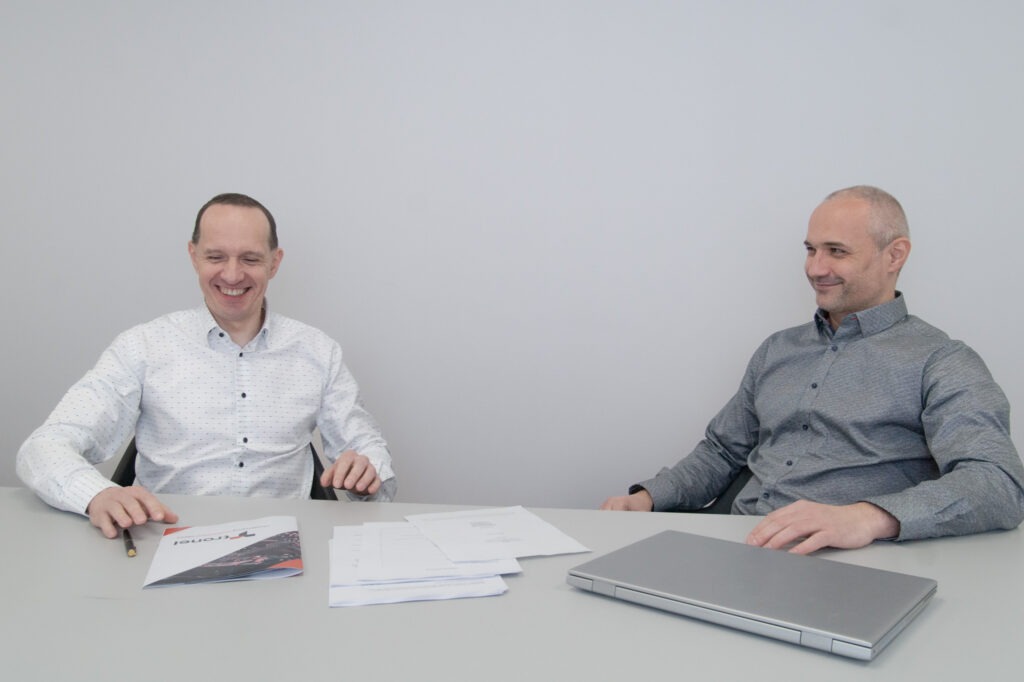 Tronel's co-founders, Marcin Żyrkowski and Paweł Kubaty sitting at the table